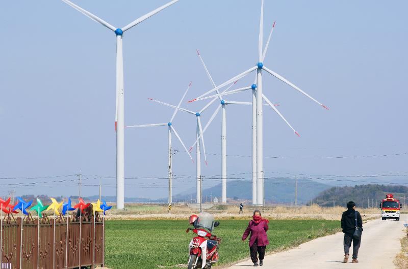 The Framework Act on Carbon Neutrality and Green Growth, or the Carbon Neutrality Act, the legal basis for the national goal of achieving carbon neutrality by 2050, will take effect on March 25. Shown is an offshore wind farm in Yeonggwang-gun County, Jeollanam-do Province. (Yonhap News)