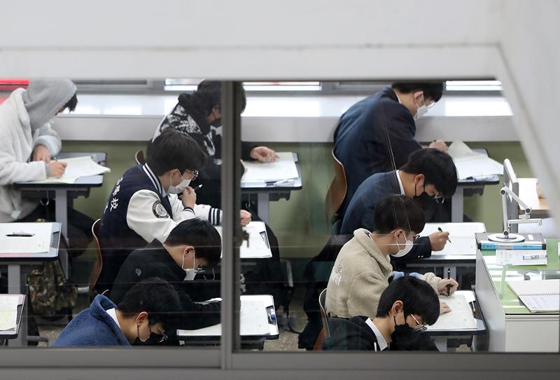 Students on the morning of March 24 take the National United Achievement Test, one half of the Preliminary College Scholastic Ability Test, at Seongsu High School in Chuncheon, Gangwon-do Province.