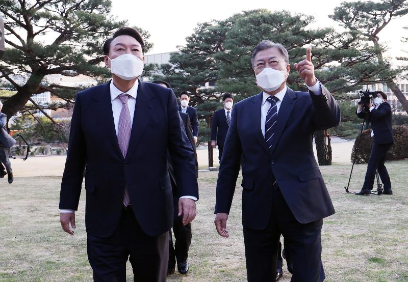 President Moon Jae-in (right) and President-elect Yoon Suk Yeol on March 28 talk while heading to dinner at the guesthouse Sangchunjae of Cheong Wa Dae..