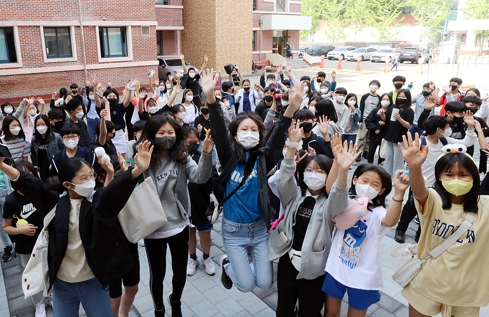 Sixth graders at Seoil Elementary School in Gwangju's Buk-gu District on April 28 pose for a photo ahead of their field trip. 