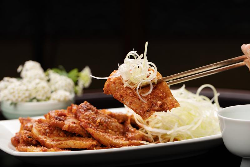 Yoon Sook-ja, director of the Institute of Traditional Korean Food, recommends pairing dwaeji bulgogi (marinated grilled pork) with soju (clear liquor).