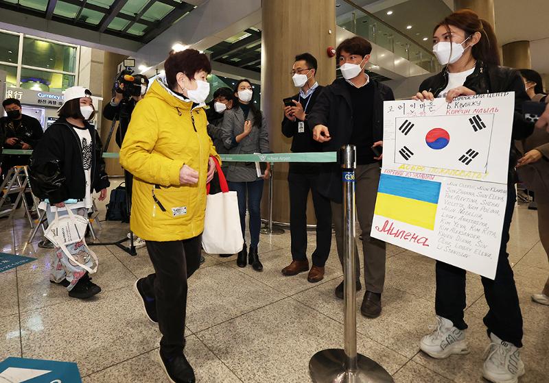 A translator from Goryeoin Village in Gwangju on March 30 guides a group of Goryeoin (ethnic Korean from Central Asia and Russia) from Ukraine at Incheon International Airport's Terminal 1. (Yonhap News)