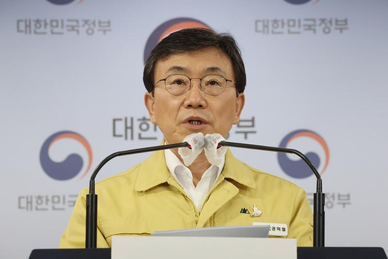 ▲The BBC of the U.K. on April 1 said Korea this year ranks sixth worldwide in agility. Shown here is Minister of Health and Welfare Kwon Deok-chul, who is concurrently first deputy director of the Central Disaster and Safety Countermeasure Headquarters, at Government Complex-Seoul on April 1 announcing a relaxation of social distancing measures.
