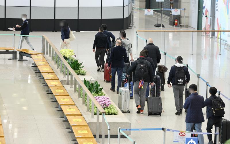 Long-term expats in Korea testing positive for COVID-19 from April 11 will be exempt from submitting a negative result from a PCR test when returning to Korea from aboard. Shown here is the departure section of Incheon International Airport's Terminal 1 on March 20. (Yonhap News)
