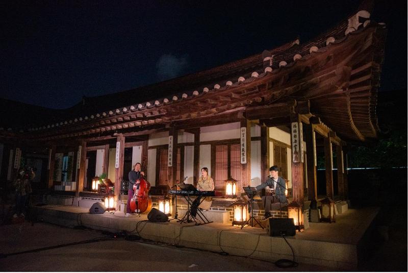 Namsangol Hanok Village from May 6 to July 8 will hold Hanok concert every Friday Evening. 