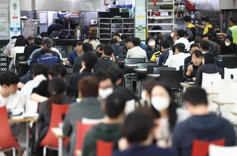 The world is watching Korea's lifting of most social distancing measures from April 18 except the mask mandate. Shown are people on the same day eating at the food court of a hypermarket in Seoul. (Yonhap News) 