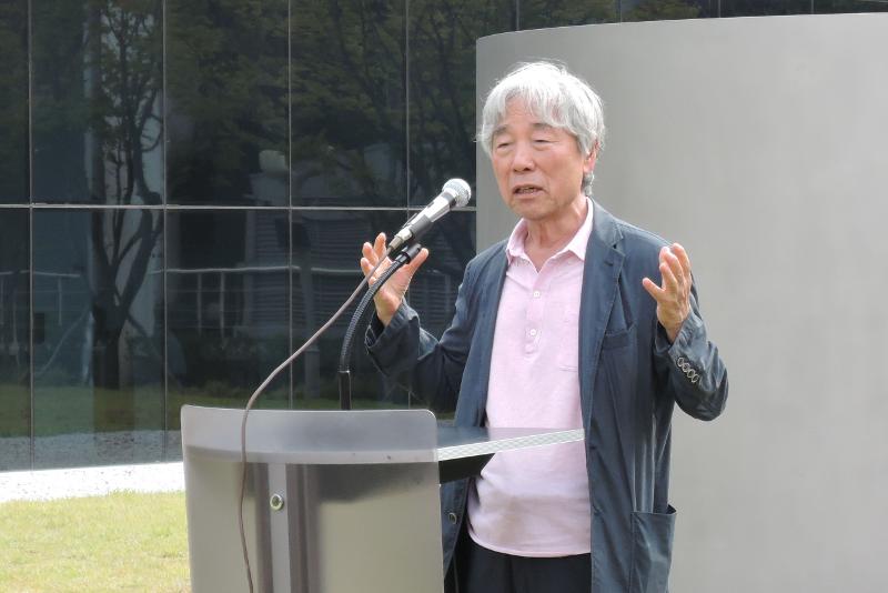 A gallery to exhibit the works of Korean painter and sculptor Lee Ufan was opened on April 15 in the southern French city of Arles. He is shown in this photo dated Sept. 3, 2016, explaining the meaning of his new works at their unveiling ceremony hosted by Busan Museum of Art in Busan. (Yonhap News)