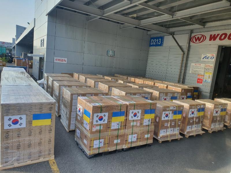 The government on April 19 sent another 20 tons of humanitarian aid (pictured) to Ukraine to aid the people and refugees in the war-torn country. (Ministry of Foreign Affairs)