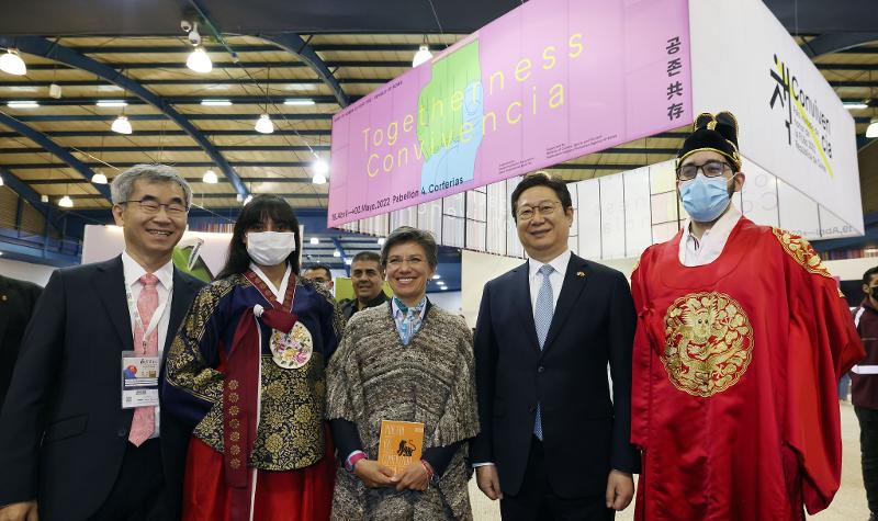  The Bogota International Book Fair began on April 19 at the Corferias International Business and Exhibition Center in the Colombian capital. Korea is participating as guest country of honor to mark 60 years of bilateral relations with Colombia. Shown are Minister of Culture, Sports and Tourism Hwang Hee (second from right), Korean Publishers Association President Yoon Chul-ho (far left) and Bogota Mayor Claudia Lopez (middle) with fair participants. (Ministry of Culture, Sports and Tourism) 