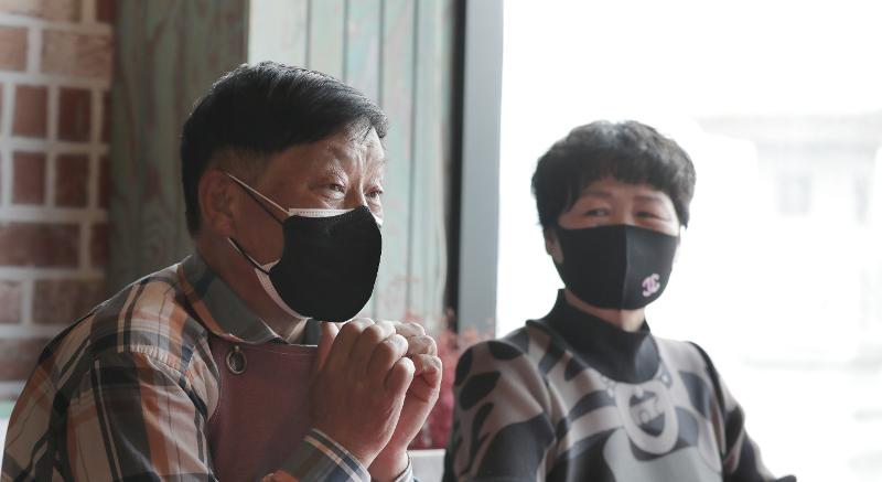 Cho Hea-soon and Jeong Wang-si own a cafe and pension in front of Sodo Island aka Soeseom. They said they fell in love with Soeseom at a hoe (raw fish) restaurant that they stumbled on by chance, which eventually led them to buy the building and move to the island. (Lee Jun Young)