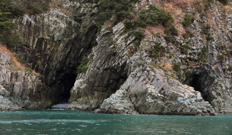 A turtle-shaped cave and a dragon king rock are among columnar joints in the village of Yanga-ri. (Lee Jun Young)