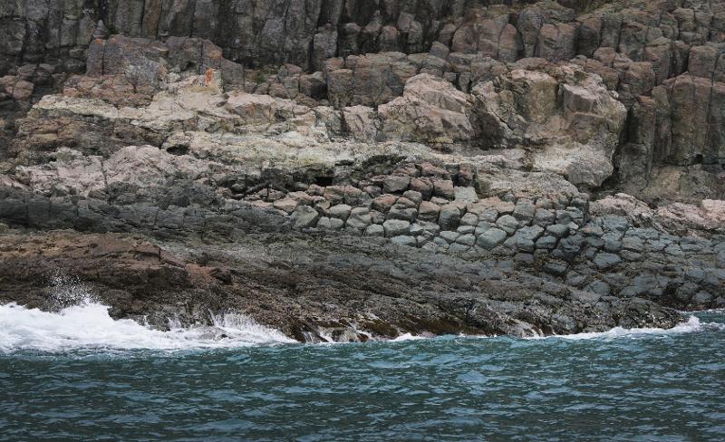 Columnar joints in the village of Yanga-ri in Sangju-myeon Township, Namhae-gun County, Gyeongsangnam-do Province, used to be called keyboard rocks by village residents, as the joints resemble a piano keyboard. (Lee Jun Young)