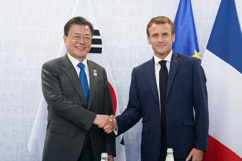President Moon Jae-in on April 26 sent a congratulatory message to French President Emmanuel Macron on the latter's reelection on April 24 for a second term. The photo shows both leaders on Oct. 30, 2021, posing for photos at their bilateral summit venue of Nuvola Convention Center in Rome, Italy. (Yonhap News) 