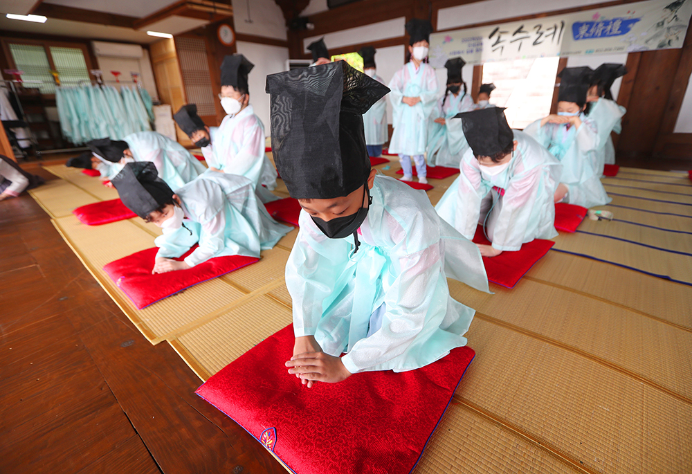 Elementary school students dressed in the traditional Confucian outfits learn to perform soksurye, a ritual from the Joseon Dynasty (1392-1910) in which aspiring disciples asked Confucian scholars to teach them. 
