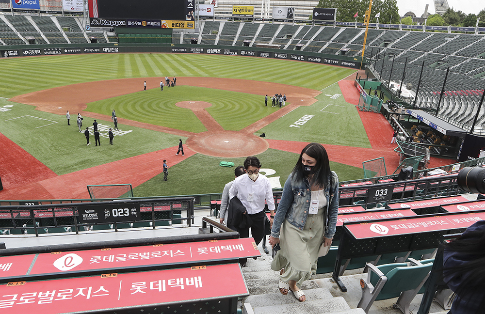 Staff members from the secretariat of Major League Baseball (MLB) of the U.S. on May 19 inspects Sajik Baseball Stadium in Busan.
