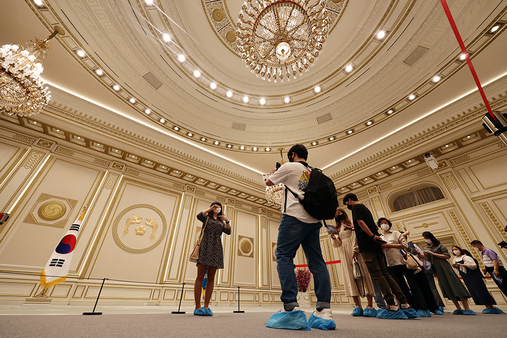 Visitors at the state guest house Yeongbingwan of Cheong Wa Dae on May 23 in the afternoon take photos, with the Cultural Heritage Administration deciding to open the interiors of Yeongbinggwan and Chunchugwan that day. 