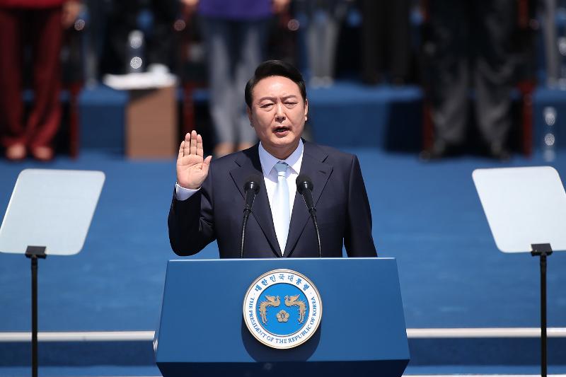 President Yoon Suk Yeol on May 10 is sworn into office at the nation's 20th presidential inauguration ceremony held at National Assembly Plaza in the Yeouido area of Seoul's Yeongdeungpo-gu District. (Yang Dong Wook from Defense Media Agency