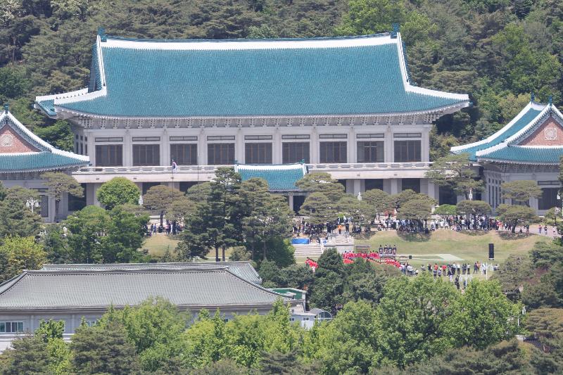Visitors on May 10 look around Cheong Wa Dae fully opened to the public.