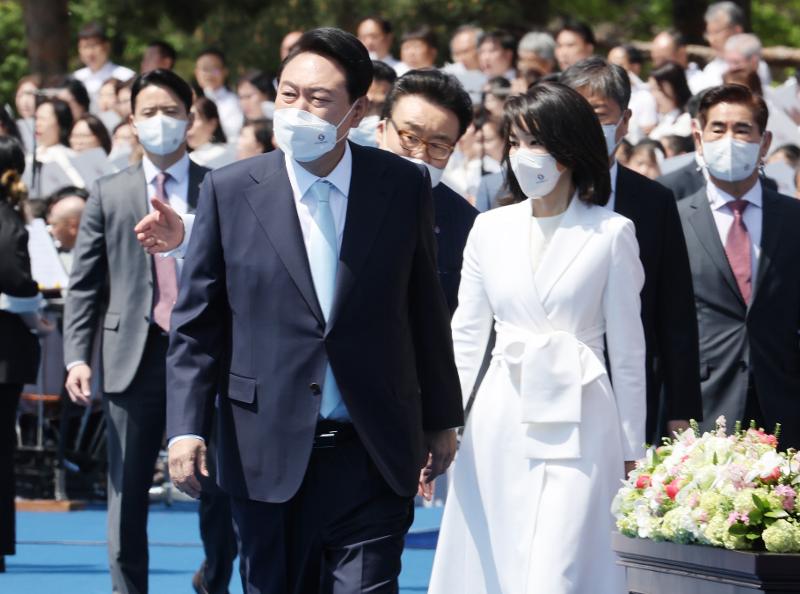 President Yoon Suk Yeol (left) and first lady Kim Keon-hee on the morning of May 10 walk toward a podium to attend the 20th presidential inauguration at National Assembly Plaza in Seoul's Yeouido area. (Yonhap News