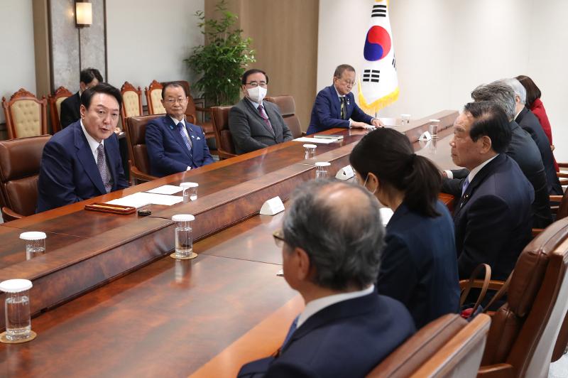President Yoon Suk Yeol (far left) on May 11 speaks to a visiting Japanese delegation at the reception room of the presidential office in Seoul's Yongsan-gu District. (Yonhap News)