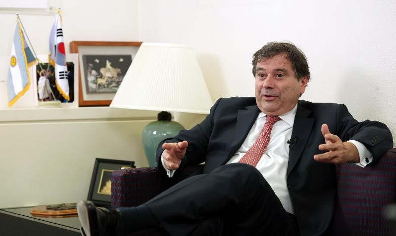 Argentine Ambassador to Korea Alfredo Carlos Bascou on May 17 holds an interview with Korea.net at his embassy in Seoul's Yongsan-gu District. 