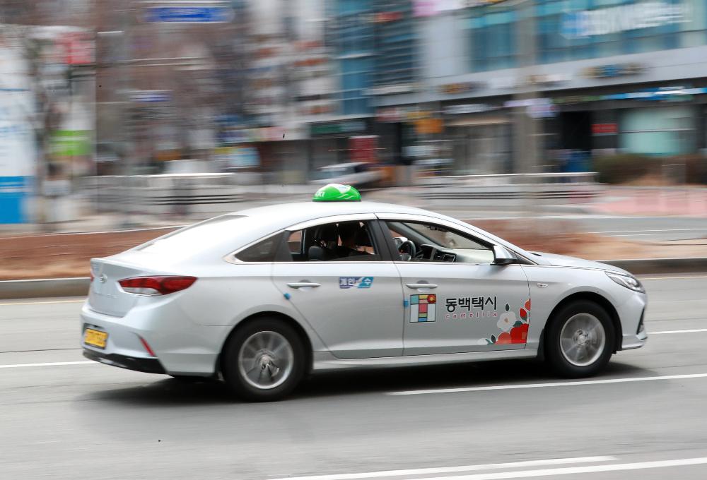 Public call taxis in Busan will offer interpretation in 12 languages. A Dongbaek Taxi on the afternoon of Jan. 25 cruises on a road at Centum City in the city's Haeundae-gu District. (Yonhap News