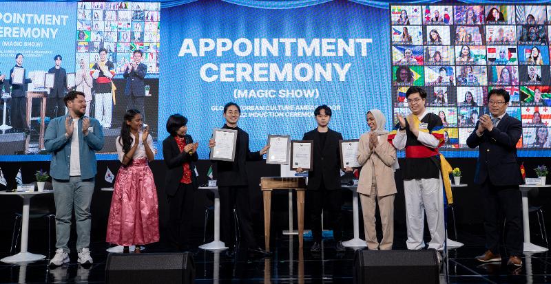 Illusionist Choi Hyo-won (fourth from left) on May 20 presents certificates to attendees of the induction ceremony for this year's incoming class of Honorary Reporters and K-influencers at MBC Golden Mouth Hall in the Sangam-dong neighborhood of Seoul's Mapo-gu District. 