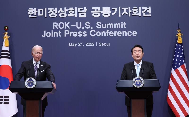 President Yoon Suk Yeol (right) and U.S. President Joe Biden on May 21 hold a joint news conference at the Office of the President in Seoul's Yongsan-gu District. 
