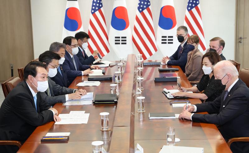President Yoon Suk Yeol (left) and U.S. President Joe Biden hold their bilateral summit at the Office of President in Seoul's Yongsan-gu District. 