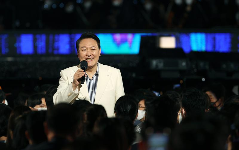 President Yoon on May 22 greets the audience at Cheong Wa Dae's main garden, where a commemorative edition of 