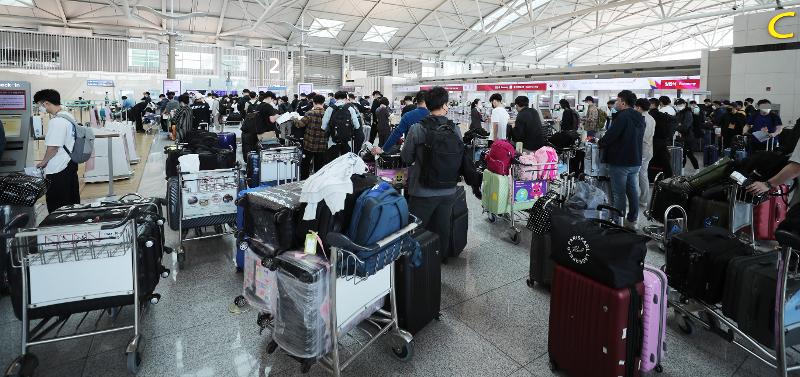 The government from May 23 decided to accept both rapid antigen tests administered by medical professionals from incoming visitors who received PCR tests before arriving in Korea. The photo shows the packed departure section at Terminal 1 of Incheon International Airport on the morning of May 20. (Yonhap News)