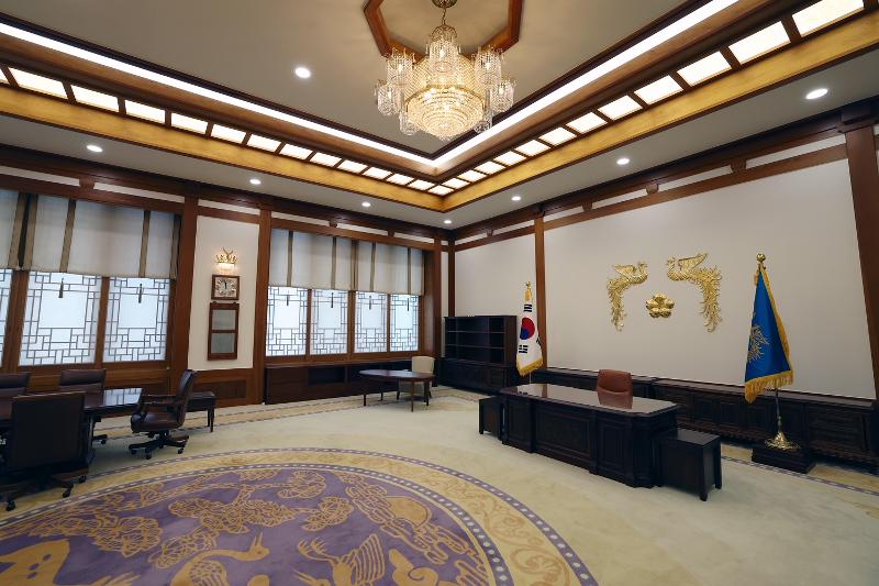 The interior of Cheong Wa Dae's main office building and official residence of the president on May 26 was opened to the public. Shown is the presidential office on the second floor of the building.