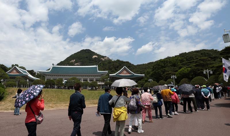 With the May 26 opening of Cheong Wa Dae's main office building and the president's official residence to the public, visitors waited for up to two hours to enter the building.