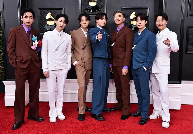 K-pop sensation BTS on May 31 is set to meet U.S. President Joe Biden at the White House. Shown here is the boy band on April 3 posing for photos at the 64th Annual Grammy Awards hosted by the MGM Grand Garden Arena in Los Angeles. (Yonhap News)