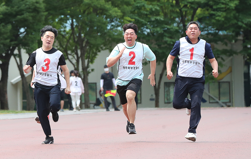 Police officers from Gwangju Bukbu Police Station on the morning of June 6 race for a physical fitness test at Chonnam National University in Gwangju's Buk-gu District. 