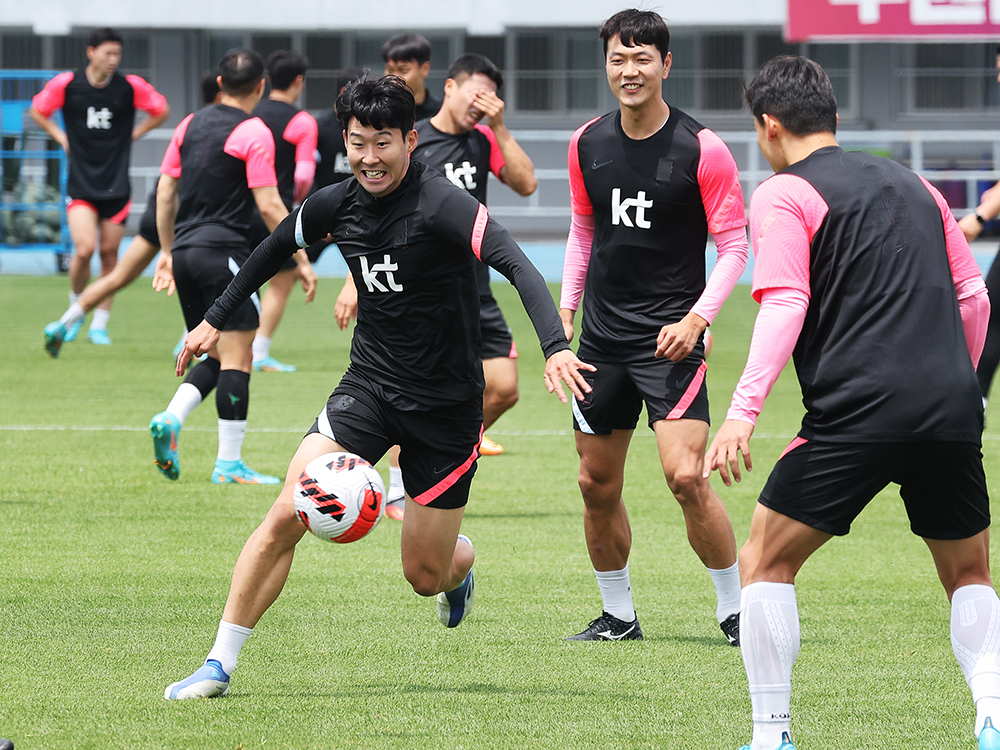 National soccer team captain Son Heung-min (first from left) on June 8 trains with teammates at Suwon Stadium of Suwon Sports Complex in Suwon, Gyeonggi-do Province. 