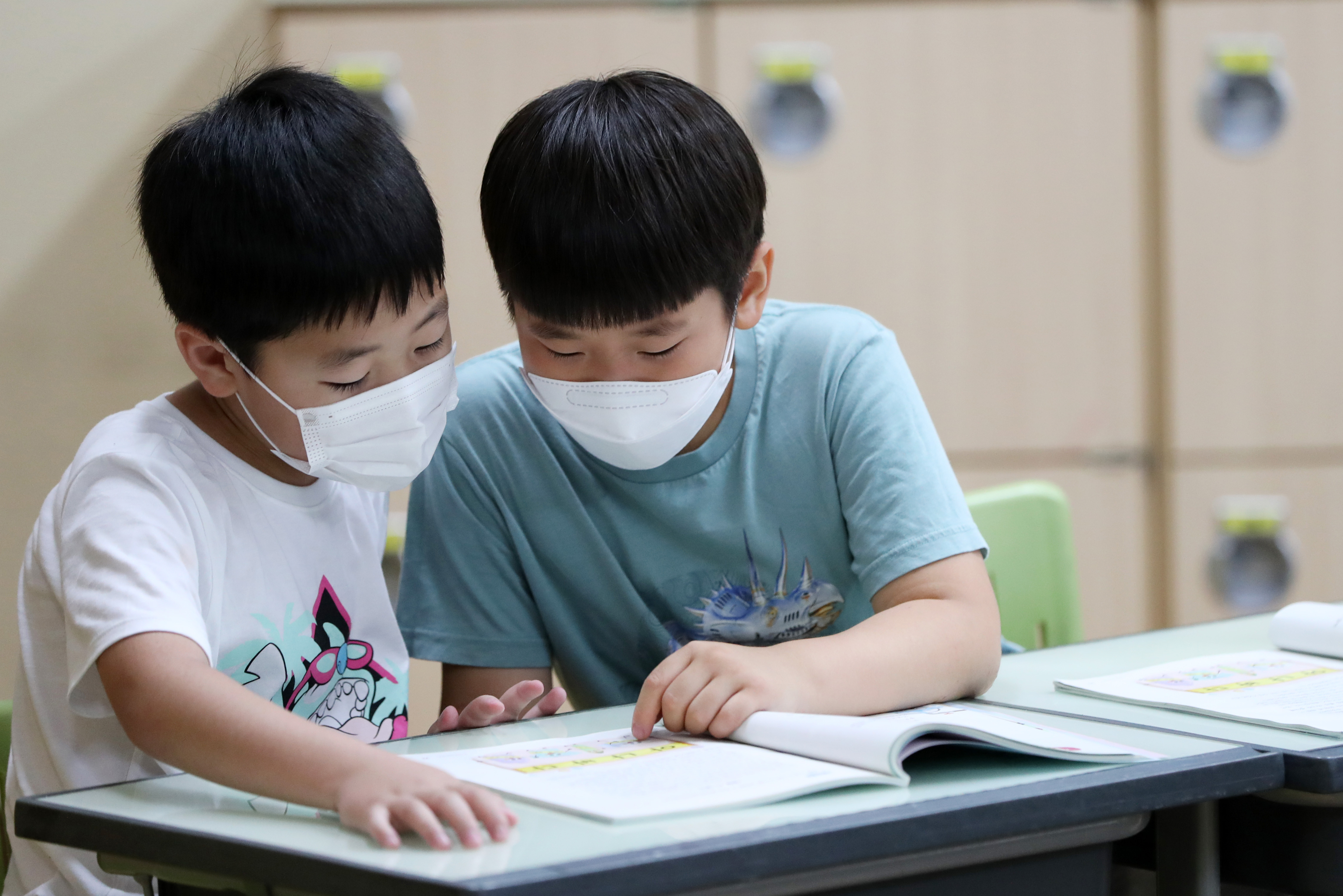 Third-graders on June 28 freely talk to each other at an elementary school classroom in Chuncheon, Gangwon-do Province.