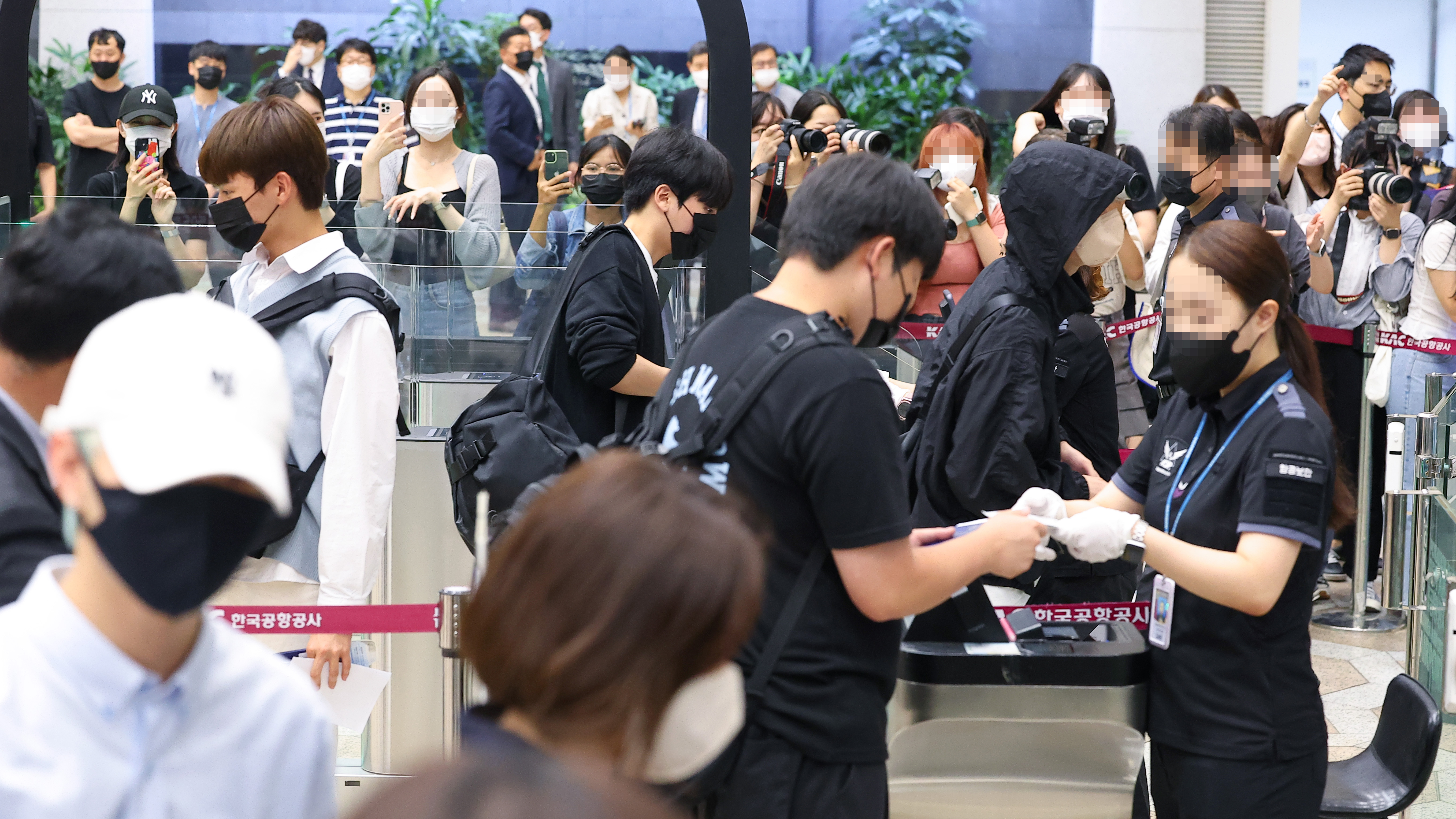 Passengers on June 29, when the route between Gimpo International Airport in Seoul's Gangseo-gu District and Haneda Airport in Tokyo, Japan, was resumed, check in at the immigration desk of the Gimpo airport. 