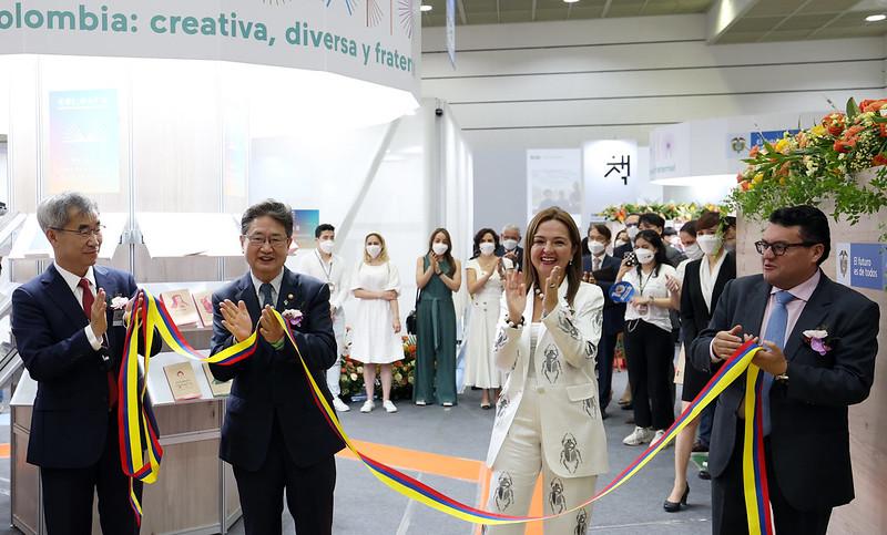 Minister of Culture, Sports and Tourism Park Bo Gyoon (second from left) cuts the ribbon with Colombian Vice Minister of Creativity and Orange Economy Adriana Padilla (third from left) to officially open the hall for the guest country of honor Colombia at this year's Seoul International Book Fair at the Seoul COEX in the capital's Gangnam-gu District.