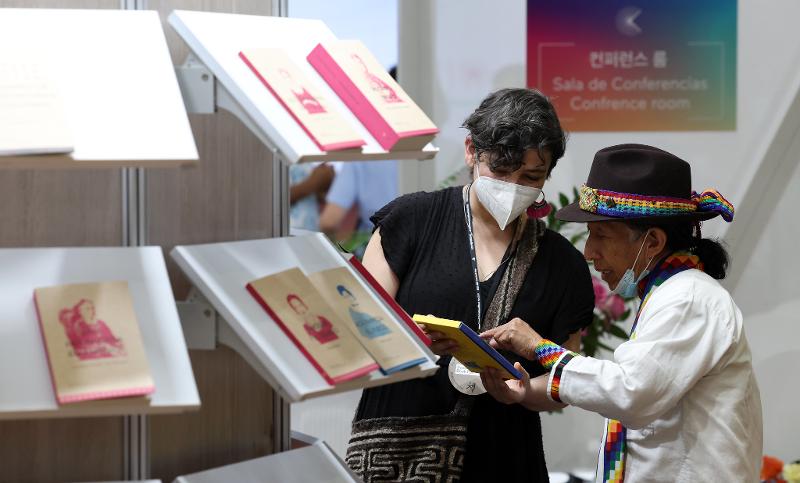 Visitors to this year's Seoul International Book Fair on June 1 look at books on display at the booth for the guest country of honor Colombia at the Seoul COEX in the capital's Gangnam-gu District.
