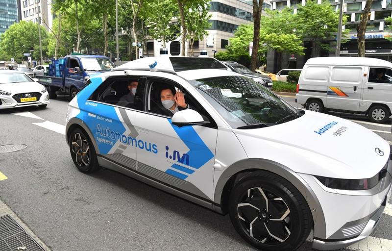 Seoul Mayor Oh Se-hoon on June 9 waves while riding a self-driving RoboRide car in a test run on Teheran-ro Road in Seoul's Gangnam-gu District. (Mayor's Facebook page) 