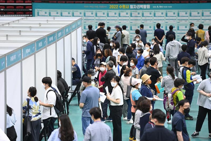 Statistics Korea on June 15 in a report on May job trends said the number of employed last month rose 935,000 year on year to 28.48 million. Shown are jobseekers on June 9 at this year's Suwon Job Fair hosted by Suwon Sports Complex in Suwon, Gyeonggi-do Province. (Suwon City Hall)