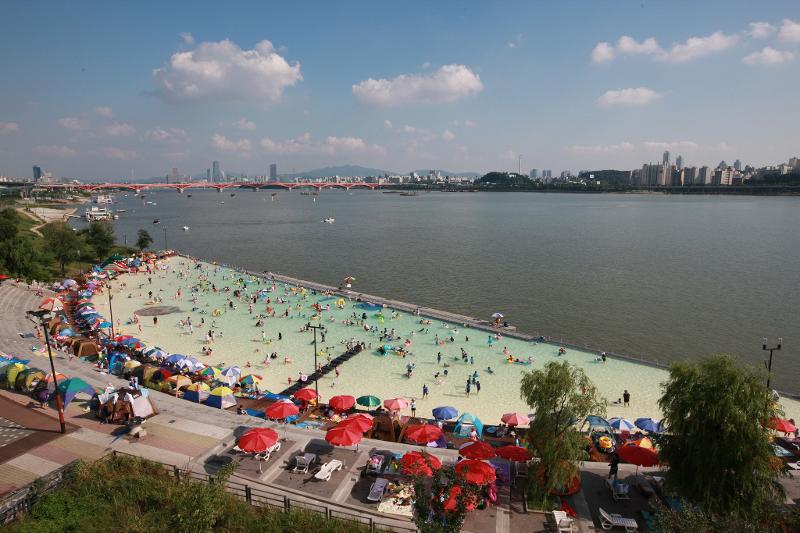 Four outdoor swimming pools to be opened this summer are at Seoul riverside parks in Ttukseom, Yeouido, Gwangnaru and Jamwon, and the two shallower ones are those at the Nanji and Yanghwa parks. This photo taken before 2019 shows the pool at Nanji Hangang Park. 