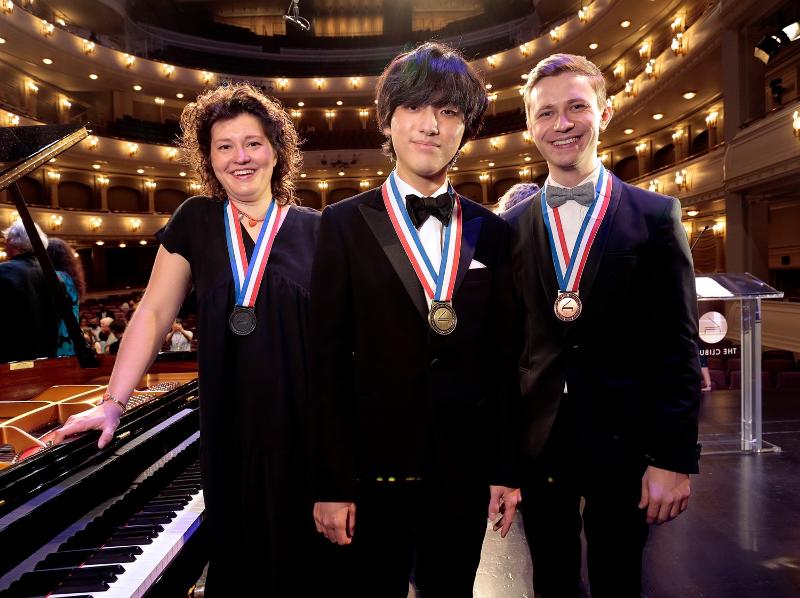 Lim Yunchan (center), winner of the 16th Van Cliburn International Piano Competition of the U.S., on June 18 poses for a commemorative photo with runners-up Anna Geniushene (left) from Russia, who won the silver, and Dmytro Choni from Ukraine, who won the bronze.