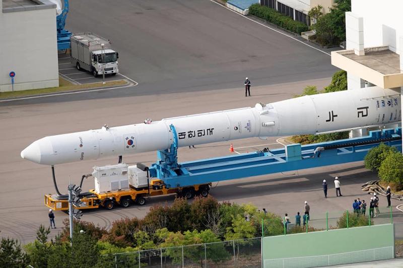 The domestically developed space rocket, KSLV-II, aka Nuri, at 7:20 a.m. on June 20, the day before its scheduled launch, is being moved from the Naro Space Center's rocket assembly building to the launch site in Goheung-gun County, Jeollanam-do Province.