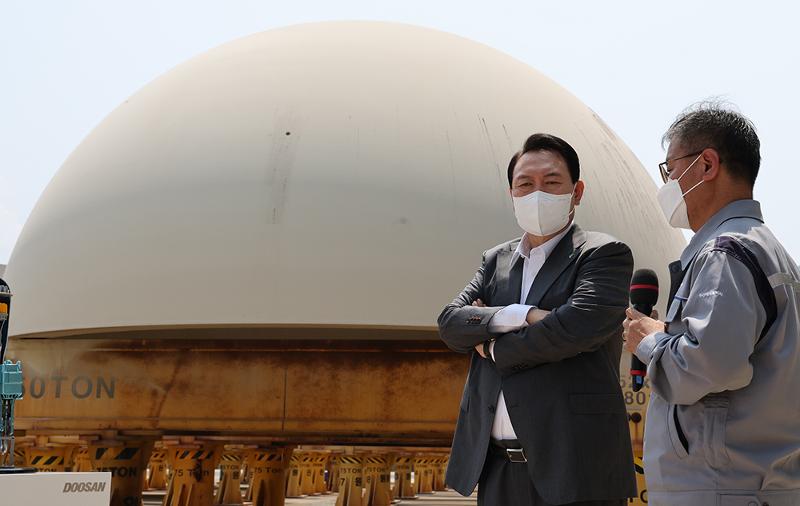 President Yoon Suk Yeol on the morning of June 22 visited domestic power plant builder Doosan Enerbility in Changwon, Gyeongsangnam-do Province.