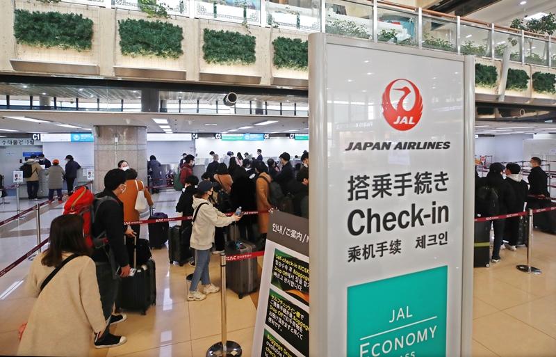 Flights between Gimpo International Airport in Seoul and Haneda Airport in Tokyo, Japan, will be resumed from June 29. Shown are Japan-bound passengers on the morning of March 8, 2020, at the international departure section of the Gimpo airport going through the boarding process. (Yonhap News)