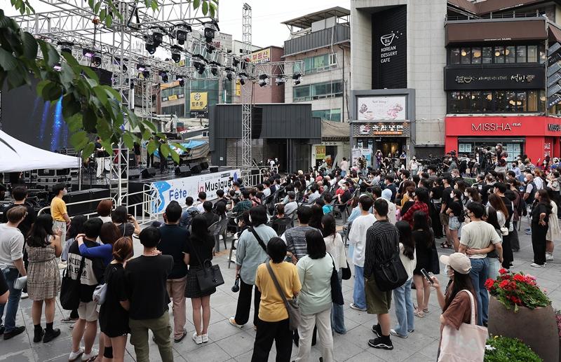 A performance of French street music on June 19 is held on Yonsei-ro Street in the Sinchon area of Seoul's Seodaemun-gu District. (Yonhap News)