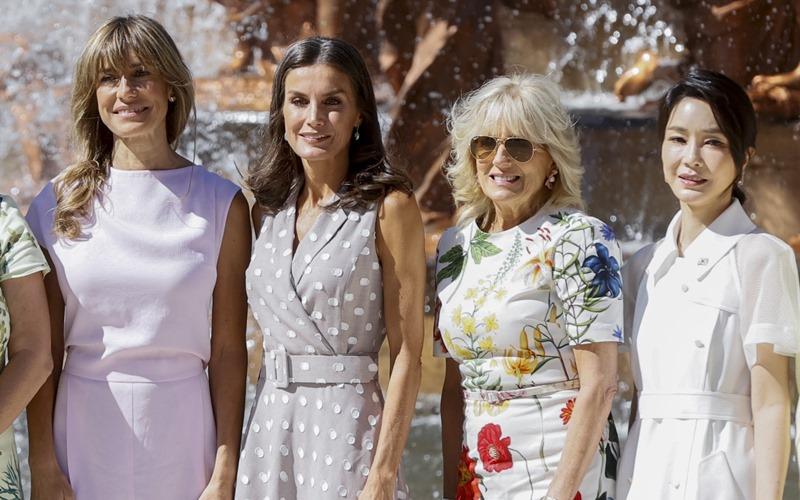 First lady Kim Keon Hee (far right) on June 29 takes a group photo with her counterparts from countries taking part in the North Atlantic Treaty Organization summit at the Royal Palace of La Granja of San Ildefonso near Segovia, northwest of Madrid, Spain. From left are the wife of Spanish Prime Minister Pedro Sanchez, Spanish Queen Letizia Ortiz Rocasolano, American first lady Jill Biden and first lady Kim. (Yonhap News)