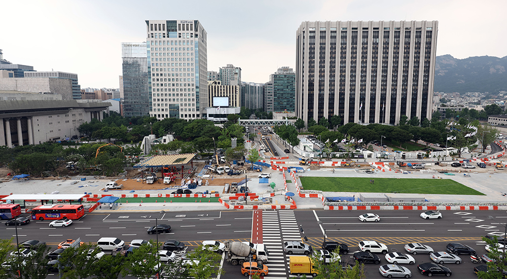  Expansion work on July 4 continues at Gwanghwamun Square in Seoul's Jongno-gu District. 